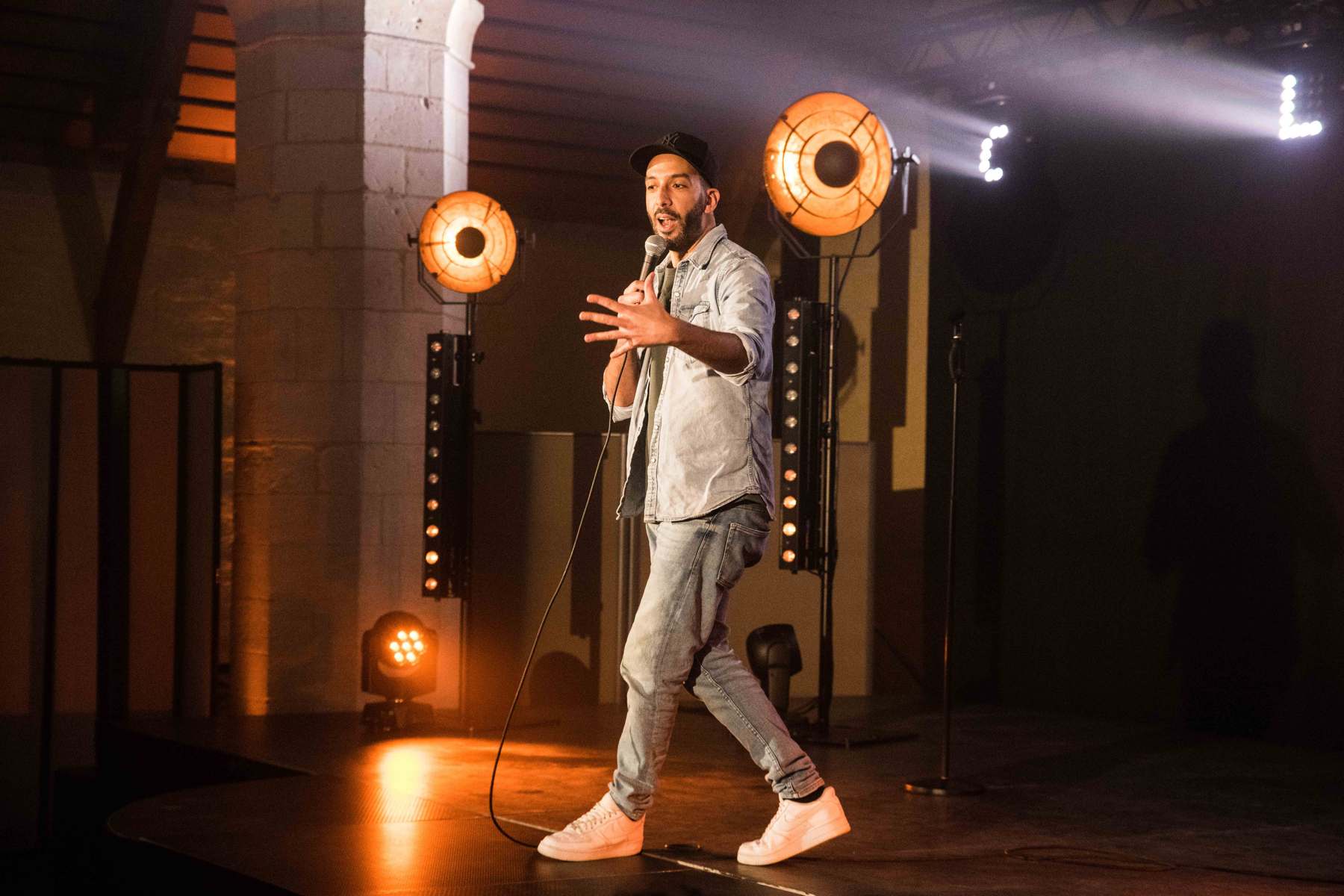 Un humoriste sur scène lors d'une soirée Business Comedy Club