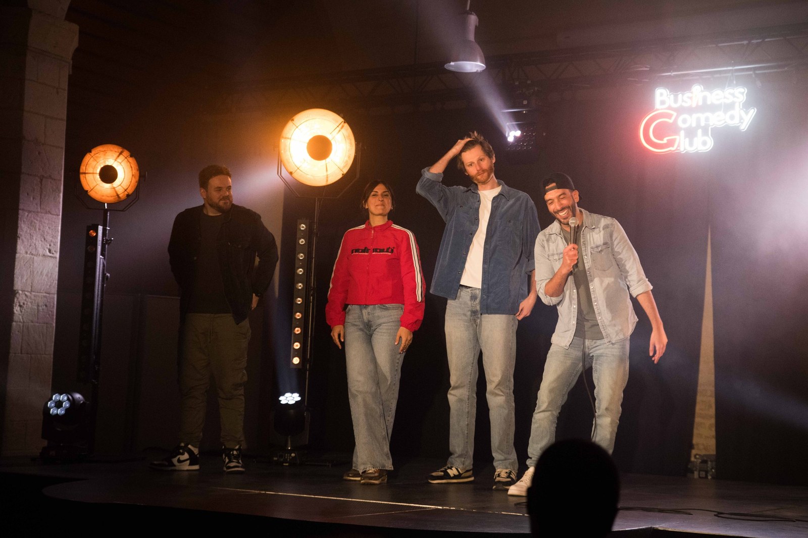 Marine Ella, Farid Chamekh, Kino et Edouard Deloignon sur la scène du Business Comedy Club à Caen