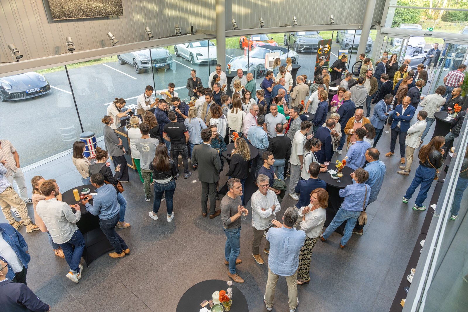 La salle d'une soirée Business Comedy Club à Caen, vue de haut, pendant le temps de networking