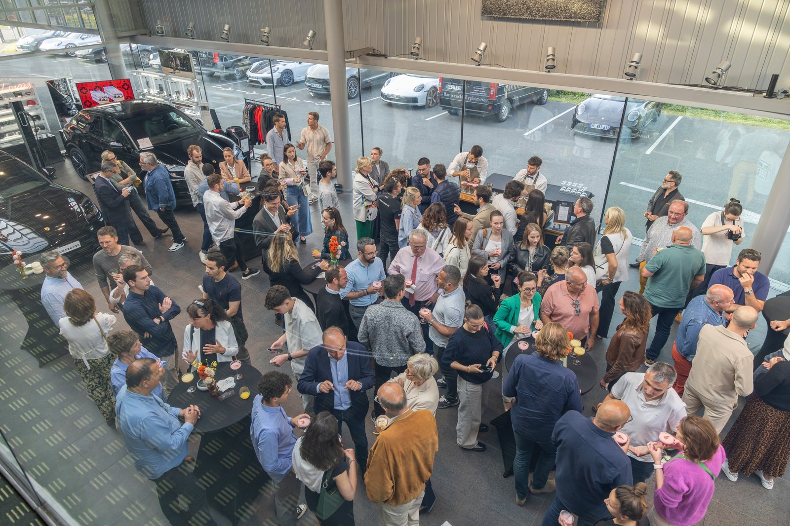 Le Business Comedy Club installé dans le hall d'exposition du Centre Porsche Caen, avec son bar à cocktails et ses invités