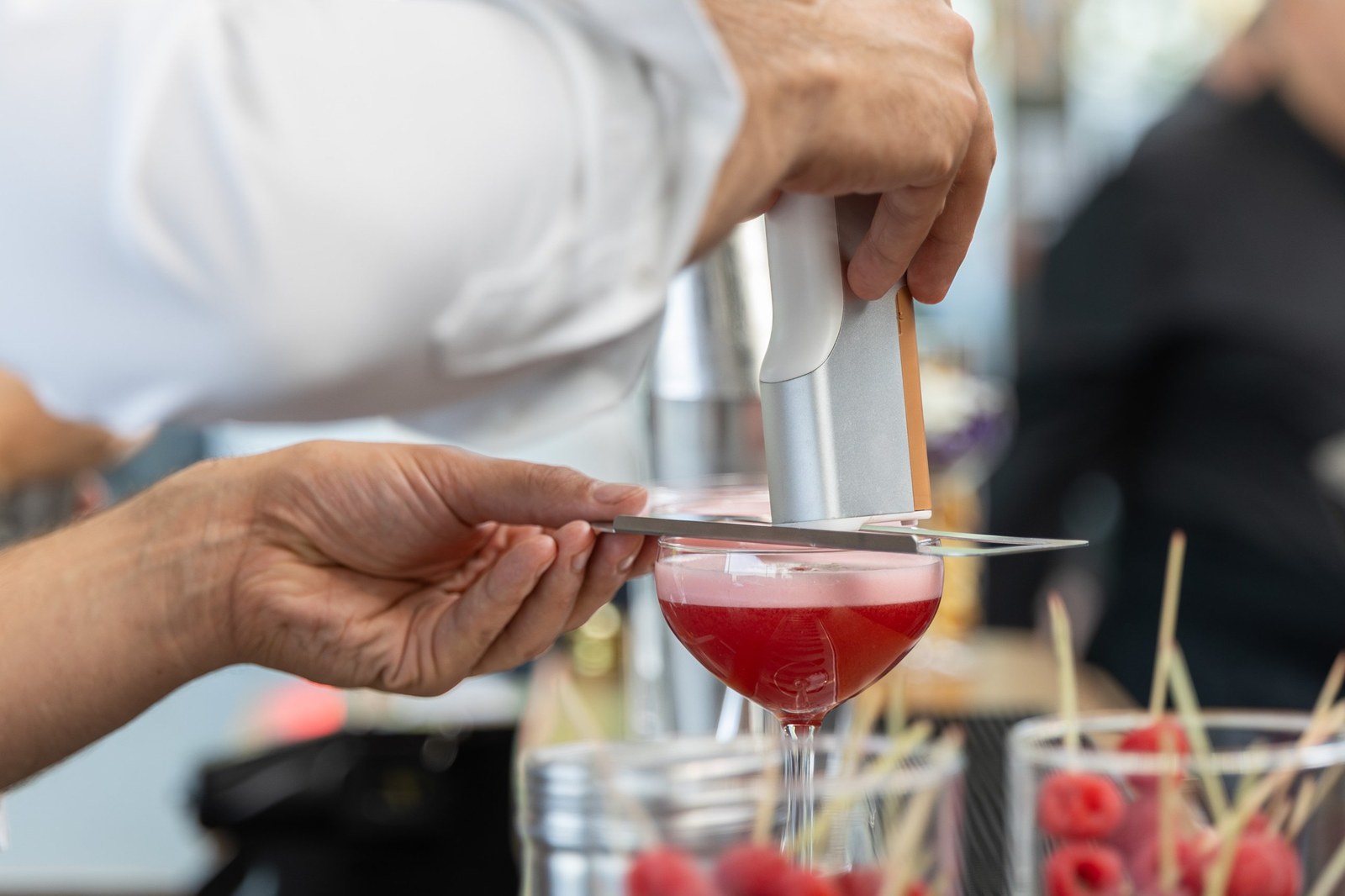 Finition d'un cocktail signature au bar éphémère installé pour la soirée