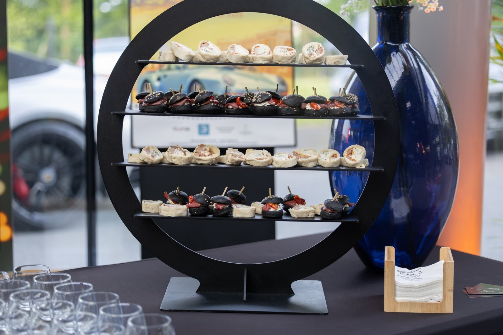 Pièces cocktail présentées sur une étagère circulaire noire